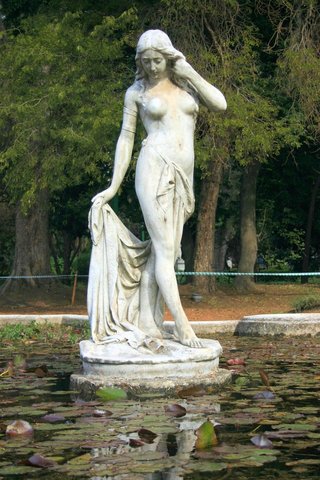 statue femme avec coquillage